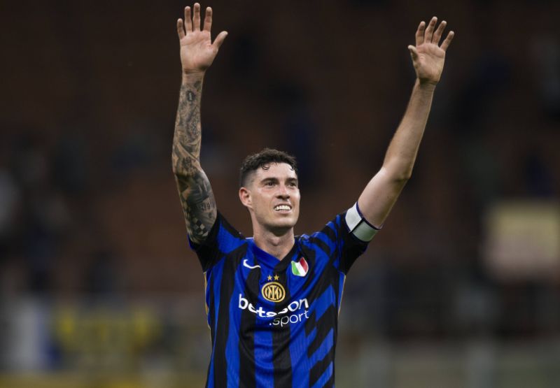 Bastoni là một trong bộ ba nửa xanh thành của Milan  